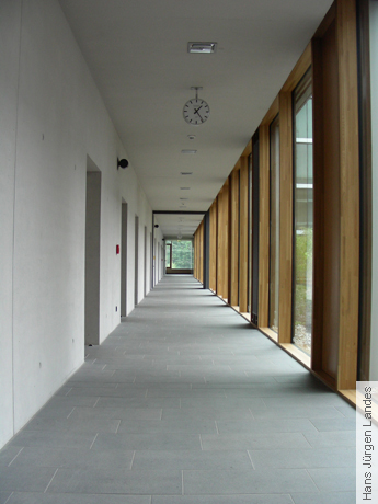 Materialkonzept Erschließung Eingangsebene - Beton, Naturstein und Holz